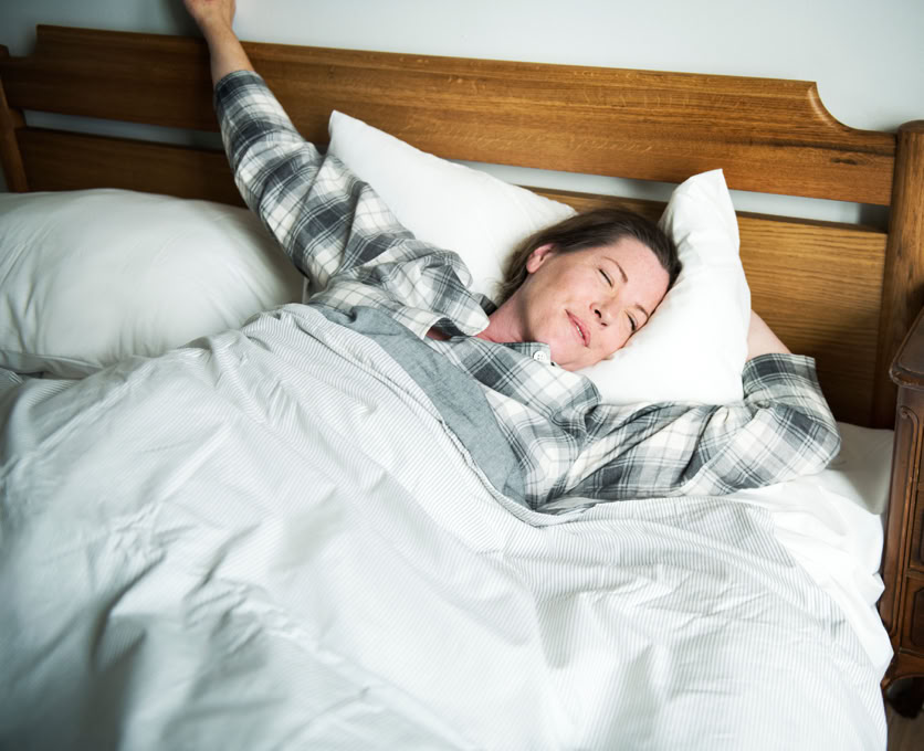 Frau wacht auf nach einer erholsamen Nacht