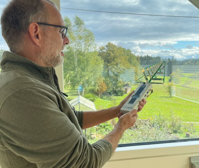Messung von hochfrequente elektromagnetische Strahlung durch Mobilfunkmasten, WLAN, DECT-Schnurlostelefone usw. • Analyse der vorhanden hochfrequenten Funkstrahlung durch zB. WLAN, Schnurlostelefon, Mobilfunksender, Mobiltelefon, usw.